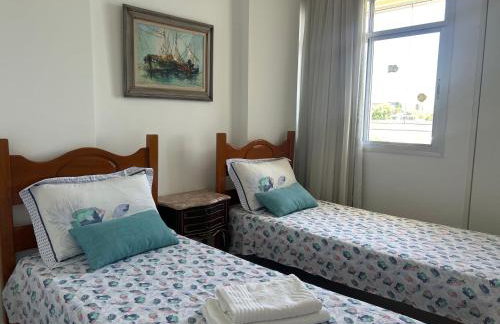 Apartamento vista do mar, pé na areia e águas tranquilas, no cento de Guarapari - Foto 2