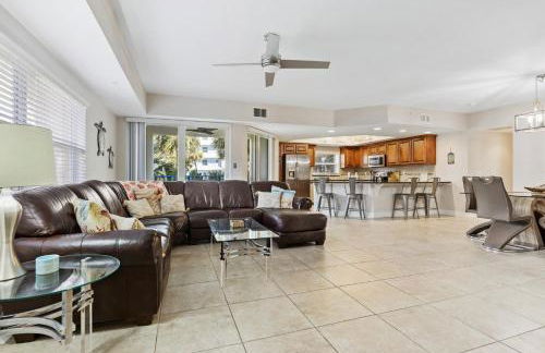 Ocean View Next to Pool and Amenities Corner Unit 3 Balconies OW20-201 - Foto 1