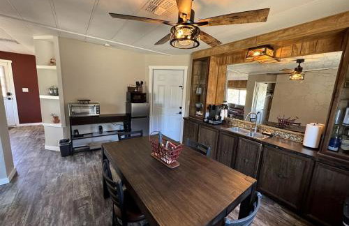 Cozy Creekside Cottage with Deck and Fire Pit in Camp Verde, Arizona - Foto 7