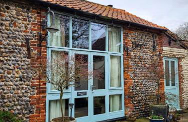 Barn in Happisburgh sleeping 2 and welcoming 5 dogs - close to beach! - Photo 11