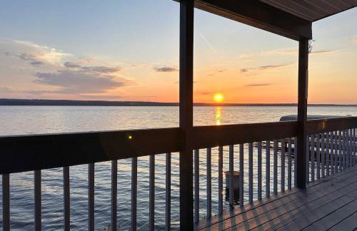 Boat, Grill and Unwind Lakefront Cayuga Home! - Foto 23