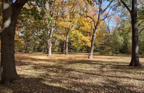 New listing! ON 62-acre Broad Ripple park/ less than a mile from Broad Ripple village. - Foto 64