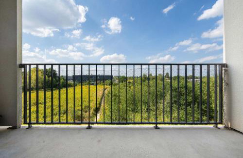 Elegant Studio with Air Conditioning Near the Airport in Wroclaw by Noclegi Renters - Foto 23