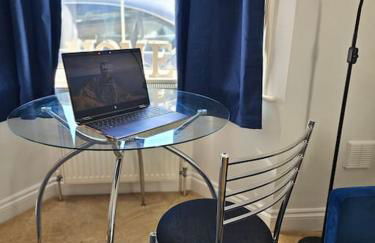 StayZen Apartments - Free Parking & Private Garden Ground Floor Central Woking - Business & Leisure - Photo 13