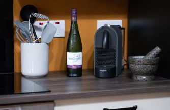 Central 3-Bedroom House Sleeps 5 with Parking - Foto 31