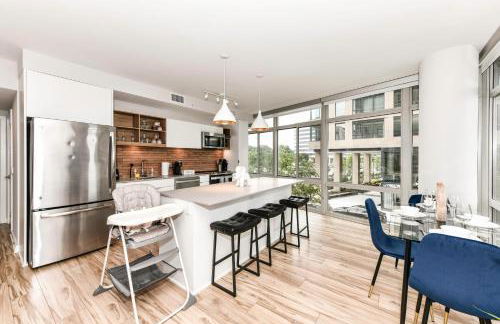 Posh 2BR Retreat Gym, Prkng and Scenic Rooftop - Photo 6