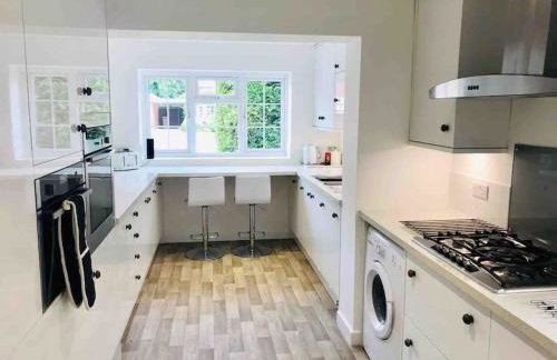 Lovekush Epsom Banstead Surrey. Views over London - Photo 3