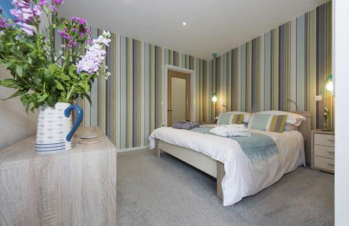 Two Bare Feet - Photo 16