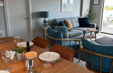 Stylish 3 Bedroom with Balcony and Amazing View - Photo 2