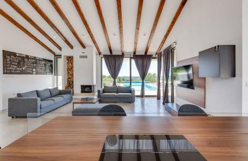 Luxury Spa Villa w Heated Pool, Jacuzzi & Sauna - Photo 11