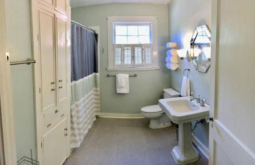 KING BED Family Friendly Cottage - Walk to Zoo & Waterpark - Near Downtown & Midtown - Foto 14