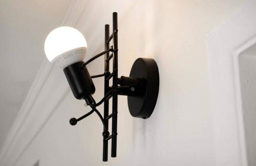 Mountain View 2BR 1 Bath Retreat with Private Lanai - Photo 23