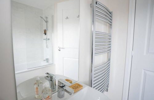 Leeds 4-bed house - hot tub, parking & games - Foto 44