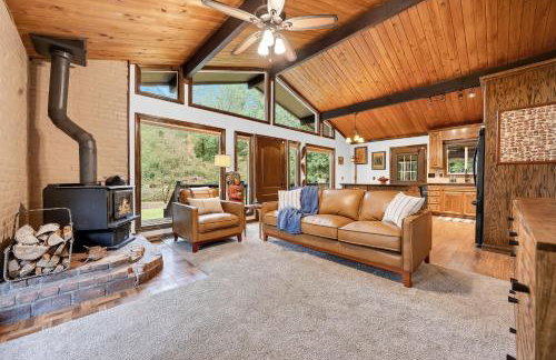 Chalet Seraphina - Cozy Pet Friendly Hot tub - Photo 10