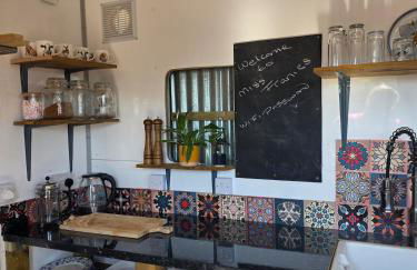 Miss Francis Horse Wagon Sleeps up to 5 - Foto 23