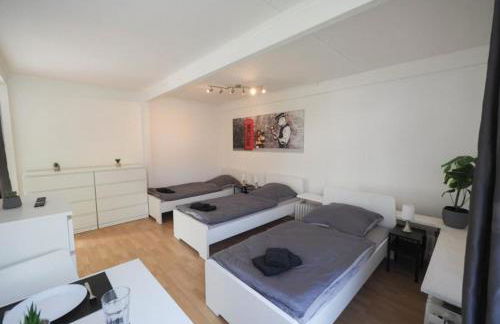 Monteurwohnung-mit-Terrasse-fuer-7-Personen-WLAN-TV-Kueche-Ahrensburg-Naehe-Hamburg-AGRP1204 - Foto 1