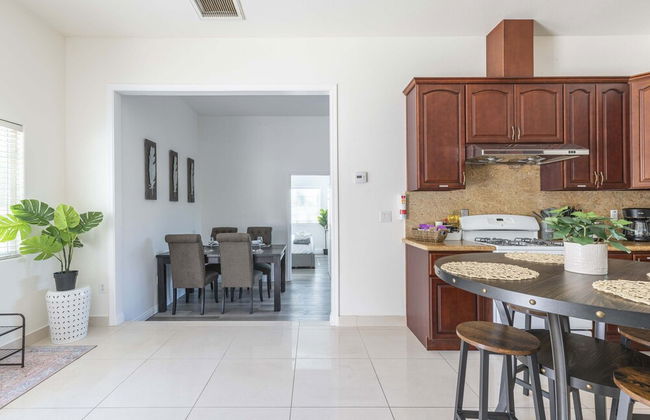 Elegant Retreat Modern Comforts Prime Location - Foto 26