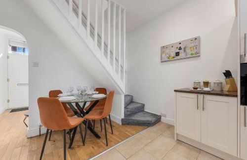 Metrolink Steps Away • Fast City & Airport Links - Foto 39