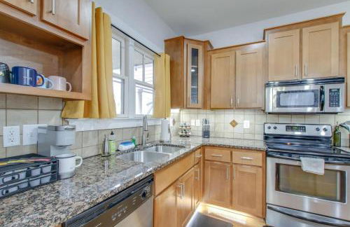 Vibrant Trendy Two Bedroom Home Near Marathon Village - Foto 17