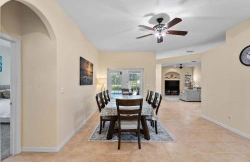 Tranquil & Spacious Family Retreat Swimming Pool - Foto 6