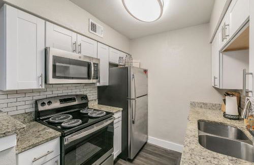 Cozy 2BR Farmhouse Apt - Sleeps 8 - FREE Parking! - Photo 8