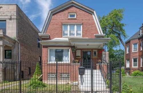 Spacious 5-BR House near Transit w Parking - Foto 23