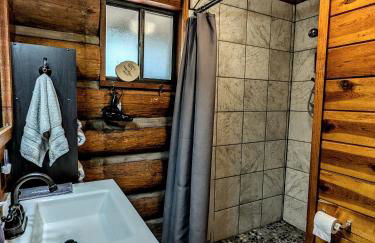 Charming Log Cabin in Tall Pines w Large Deck - Foto 23