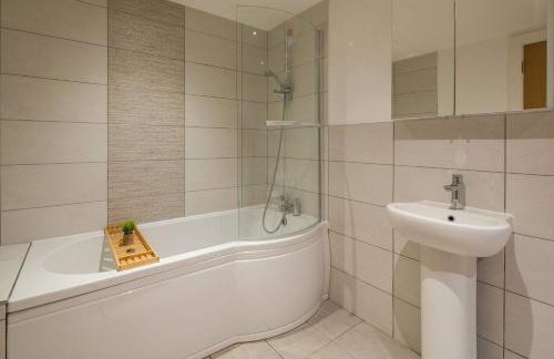 Liverpool Gem, Spacious 2BR Apt, Sleeps 8 - Photo 6