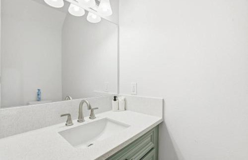 O18B Spacious 3BR Home Sleeps 10 With 2 Living Areas - Foto 21