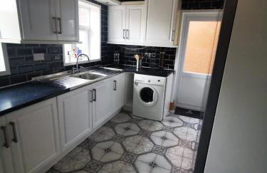 Spacious 6 bedroom House in Dudley with optional Nursery-Drive and Garage-Families and Contractors Welcome - Foto 49