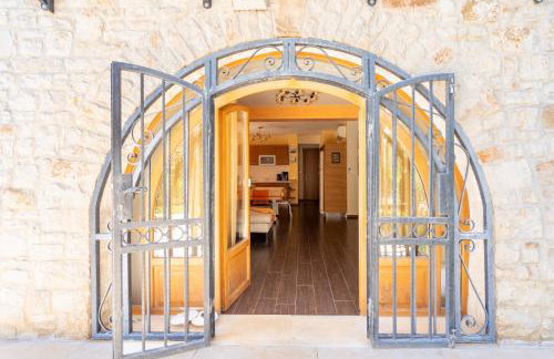 Charming Orange Apartment with Private Pool and Garden Oasis - Foto 32