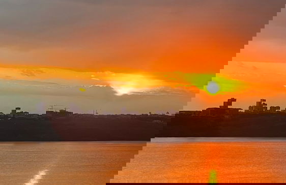 Perfect Lake view Entire Apartment - Photo 17