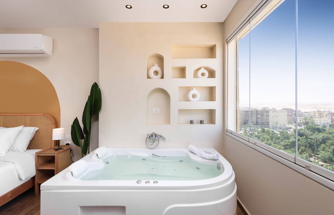 Xuru Stays I Jacuzzi Studios @ The Pyramids - Foto 16