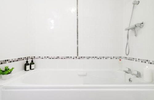 2BR Flat Near City Centre with Free Parking - Foto 28