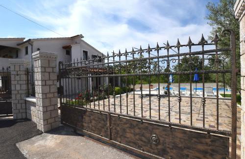 Lovable Apartment, Pool With Deckchairs, Fenced Garden With Grill, Wifi and Airco - Foto 18