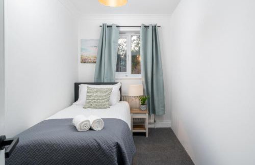 COZY 3 Bed House With Garden & Parking in Rochester, Kent Mins to Train Station, WiFi - Foto 3