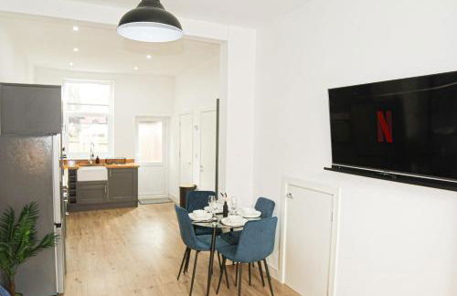 Home Near Etihad, Free Parking, Workplace & Garden - Foto 10