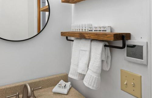 Alpine Retreat at Snoqualmie Pass- 5-Min to Slopes, Private Creek, BBQ, Fireplace, Smart TVs, Kids Games, Hi-Speed Wi-Fi - Foto 32