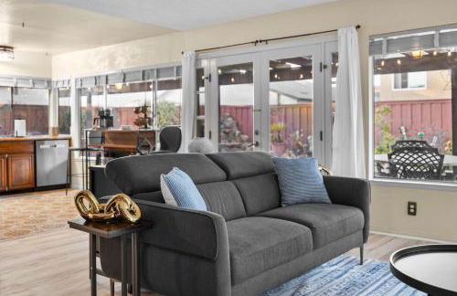 Mira Mesa Family Retreat 4BR with Balcony and Firepit - Photo 38