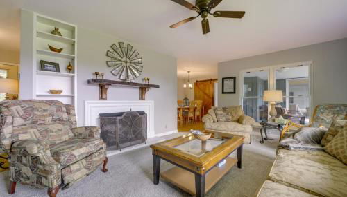 Centrally Located Brevard Home with Deck and Fire Pit! - Foto 5