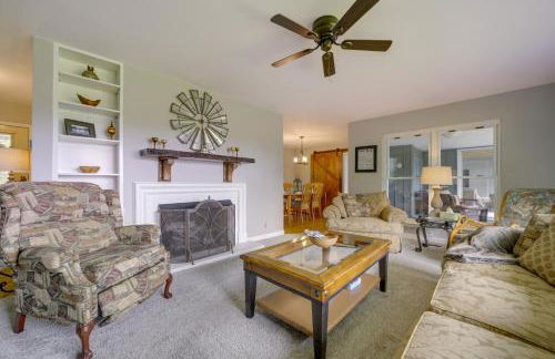 Centrally Located Brevard Home with Deck and Fire Pit! - Foto 5