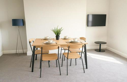 Bright 2-Bed Top Floor Flat, Full Kitchen, Parking - Foto 5