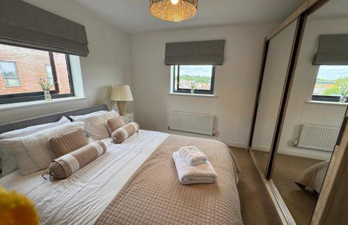 Uxbridge-Modern 2 bed Apt with Lift & Parking - Photo 37
