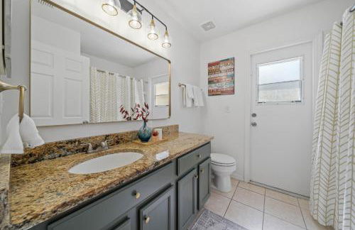 Stunning 4-bedroom Villa w/ Pool - Close to Disney Parks and Gulf Courses! - Photo 27