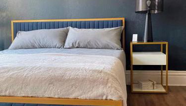 2 Bedrooms • Warm & Historic Stay • Free Parking - Photo 3