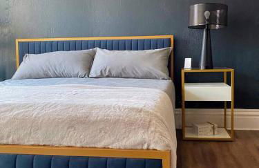 2 Bedrooms • Warm & Historic Stay • Free Parking - Photo 3