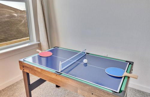 Stylish 4BR Family Home with Game Room and Backyard - Foto 17