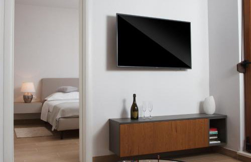 Luxury Poolside Villa - Photo 8