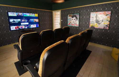 Deluxe 4 or 5 Bed House with Hot Tub, Cinema Room Sleeps 15 - Foto 3