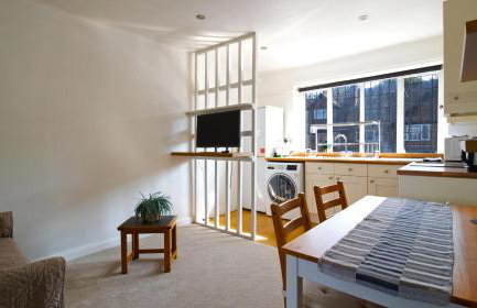 One-Bedroom flat in Cheam Village - Photo 6